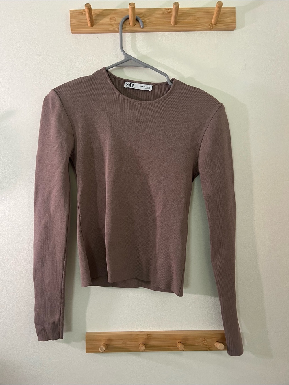 Zara women’s Dusty Mauve Ribbed Crewneck Top with shoulder pads no flaws